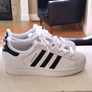 Adidas Classic Superstar White and Black Sneakers  Size 4.5 Boys or Girls NEW